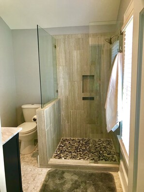 Douche, sèche-cheveux, serviettes fournies, savon