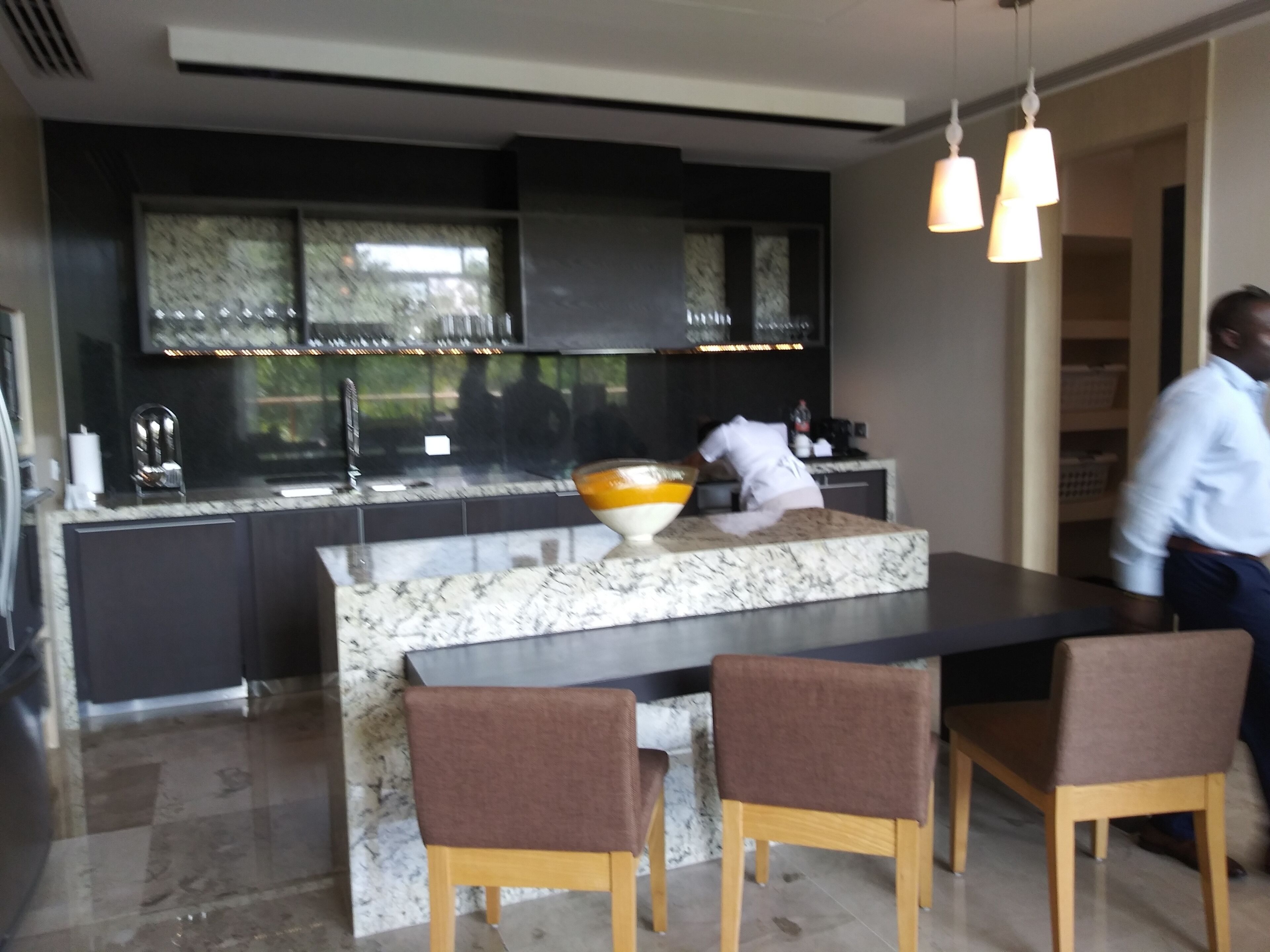 冷蔵庫、電子レンジ、オーブン、コンロ