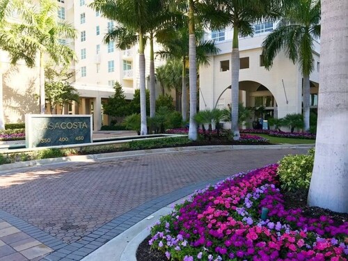 One bedroom in amazing luxury condo. BEACH PASS INCLUDED!