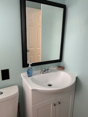 Combined shower/bathtub, hair dryer - Oceanside Duplex, 7 houses to beach; 2nd floor (Long Beach Township)