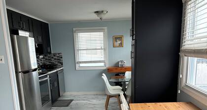 Oceanside Duplex, 7 houses to beach; 2nd floor