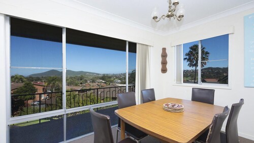 Capeview - 4 bedroom home near One Mile!