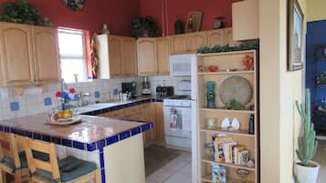 Jääkaappi, mikroaaltouuni, uuni, liesi