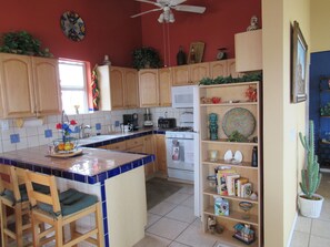 Jääkaappi, mikroaaltouuni, uuni, liesi