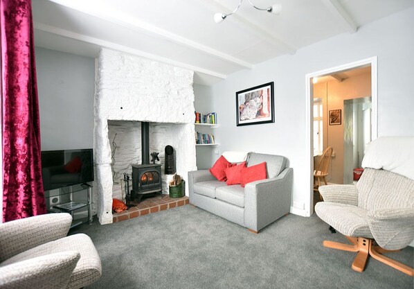 Smart-TV, Kamin, Bücher