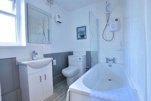 Combined shower/bathtub, towels, soap, toilet paper - Top Cot Cottage: comfortable, friendly, perfect in St Just! (St Just)