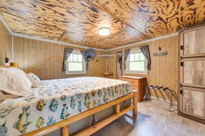 2 bedrooms, desk, internet, bed sheets