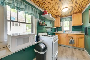 Refrigerador, microondas, parrilla de estufa y cafetera y tetera 