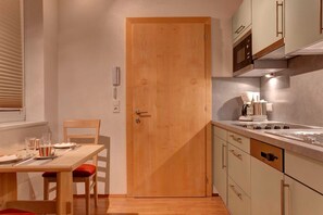 ثلاجة، ميكروويف، غسالة أطباق