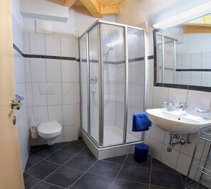 Sèche-cheveux, serviettes fournies