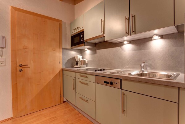 ثلاجة، ميكروويف، غسالة أطباق