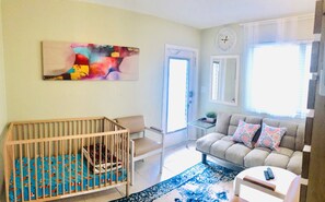 Interior - Family Studio/Sleeps 6/East Hollywood/BBQ/2 miles to beach/Free Parking/10 (Hollywood)