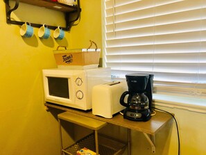Interior - Family Studio/Sleeps 6/East Hollywood/BBQ/2 miles to beach/Free Parking/10 (Hollywood)