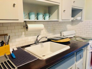 Private kitchen - Family Studio/Sleeps 6/East Hollywood/BBQ/2 miles to beach/Free Parking/10 (Hollywood)