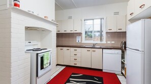 Kjøleskap, mikrobølgeovn, kokeplater og oppvaskmaskin