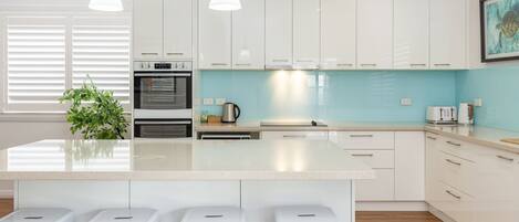 Refrigerador, microondas, horno y parrilla de estufa