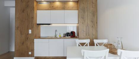 Jääkaappi, mikroaaltouuni, astianpesukone, kahvin-/teenkeitin