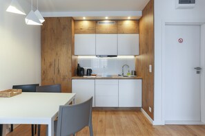 Refrigerador, microondas, lavavajillas y cafetera y tetera