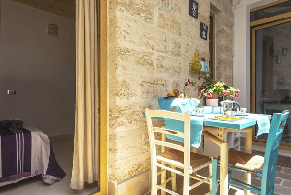 Outdoor dining - independent apartment (Vernole)