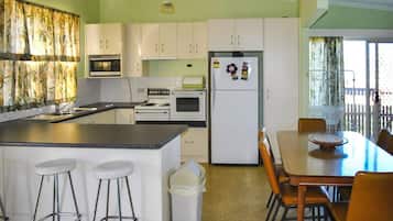 雪櫃、微波爐、焗爐、爐具