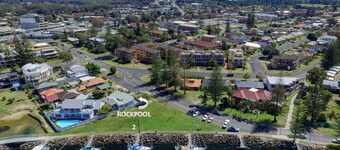 2 Rockpool Road a Waterfront Cottage
