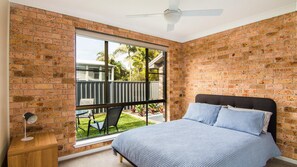 5 bedrooms, iron/ironing board, internet, bed sheets