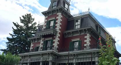 Art Inspired Cottage just 1 block from Main Street