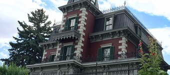 Art Inspired Cottage sijaitsee vain 1 korttelin pÀÀssÀ Main StreetistÀ