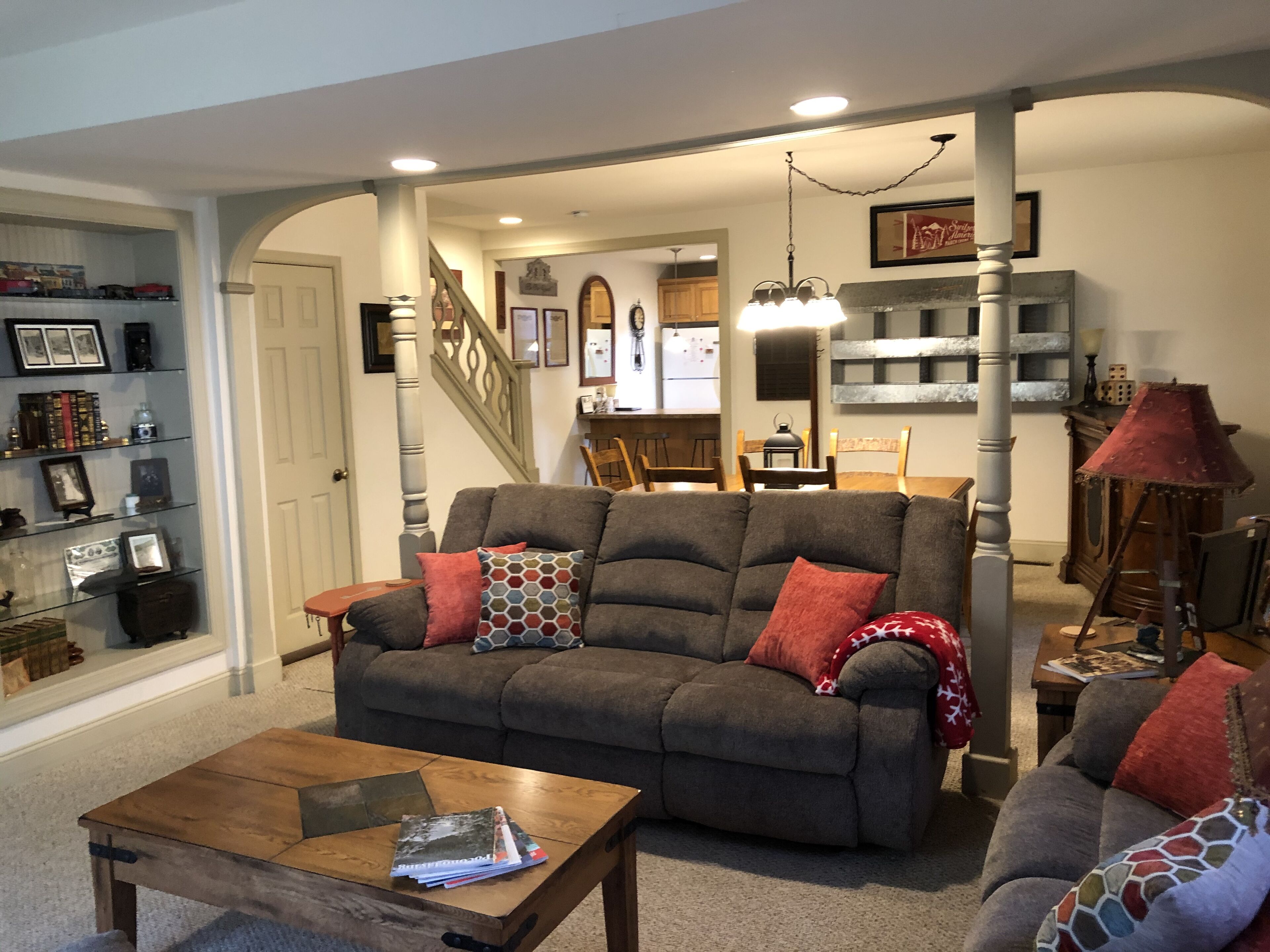 Una Smart TV, videojuegos, un reproductor de DVD