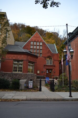 Exterior - West Broadway with private parking! (Jim Thorpe)
