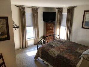 4 bedrooms, iron/ironing board, WiFi, bed sheets - West Broadway with private parking! (Jim Thorpe)