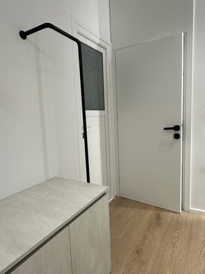 Habitació urbana | Bany | Dutxa, bidet i tovalloles 