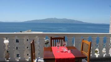 Panoramic Apartment | Soundproofing, iron/ironing board, free WiFi, bed sheets