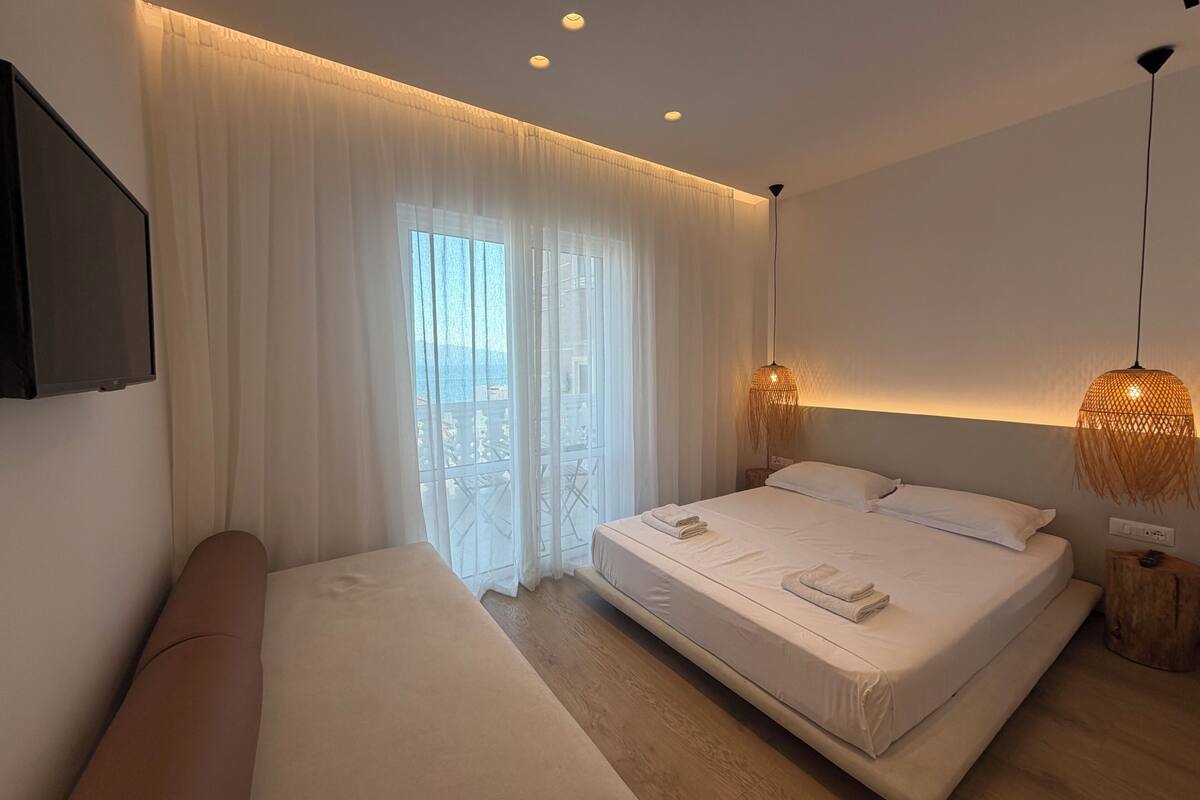 Panoramic Room | Soundproofing, iron/ironing board (on request), WiFi (free), bed sheets