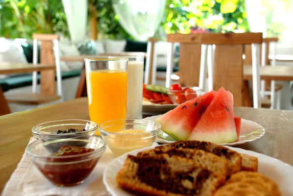 Free daily buffet breakfast