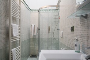 Dusche, Haartrockner, Bidet, Handtücher