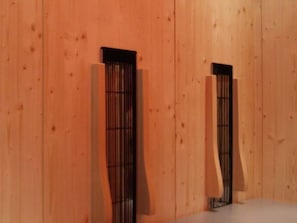 Eine Holzwand mit zwei vertikalen Metallstreben.