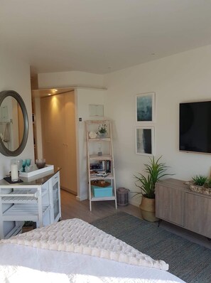 1 bedroom, iron/ironing board, free WiFi, bed sheets - Cowes Couples Retreat - Prime Beachfront Location (Cowes)