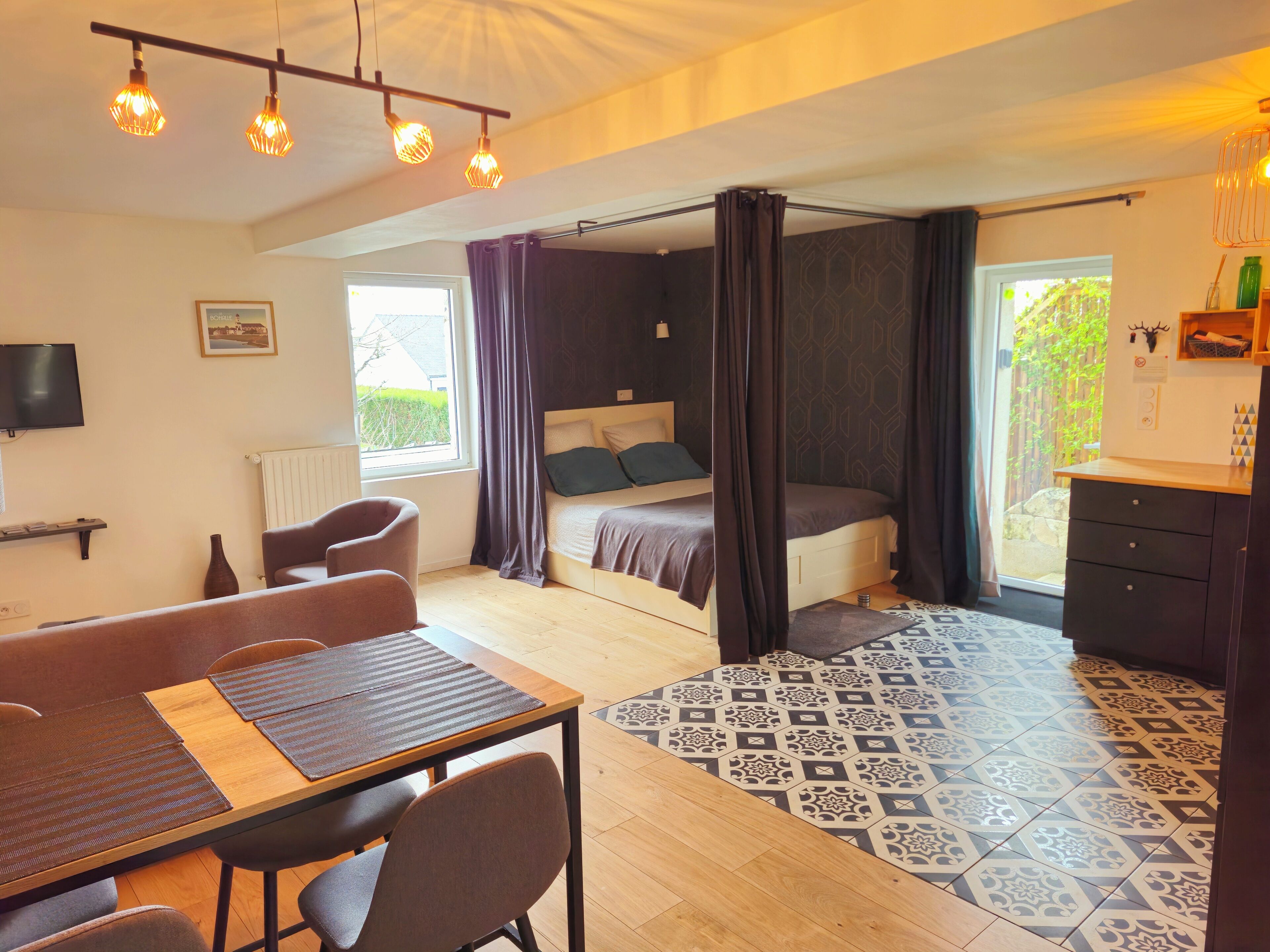 1 slaapkamer, geluiddichte muren, een strijkplank/strijkijzer