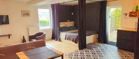 1 slaapkamer, geluiddichte muren, een strijkplank/strijkijzer