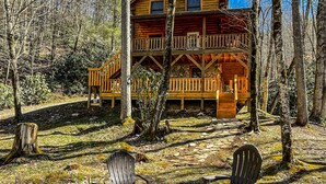 Een chalet met een terras en een buiten zitgedeelte.