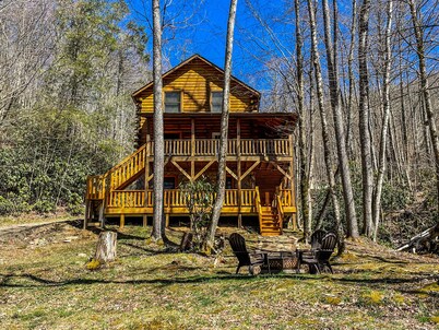 Smoky Mtn Cabin Wrapped in woods w/Whispering Creek, Minutes from BRP