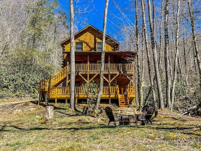 Smoky Mtn Cabin Wrapped in woods w/Whispering Creek, Minutes from BRP
