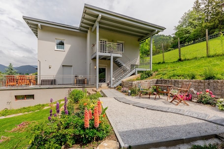 Terrace/patio. 140 m² apartment surrounded by nature