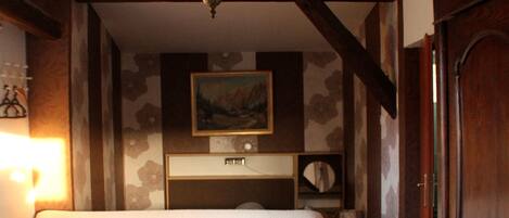 5 chambres, coffres-forts dans les chambres, bureau