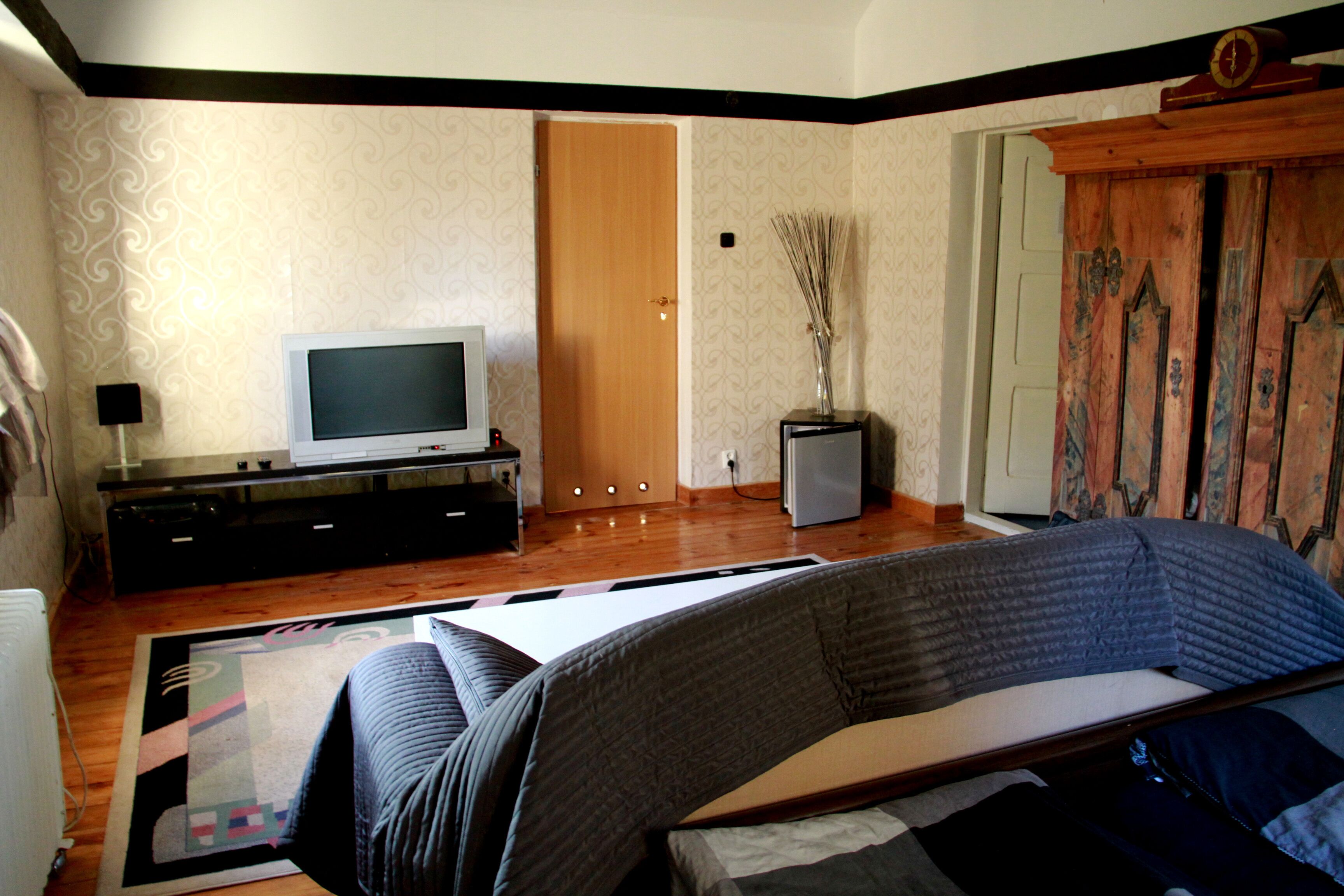 5 makuuhuonetta, tallelokero huoneessa, työpöytä, silitysrauta/-lauta