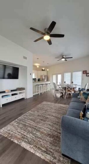 Smart TV, lettore DVD, impianto stereo