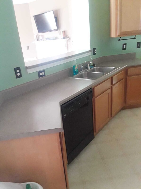 Fridge, microwave, dishwasher, coffee/tea maker