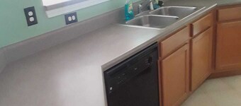 Sunny home overlooking pond. Monthly stays welcome!