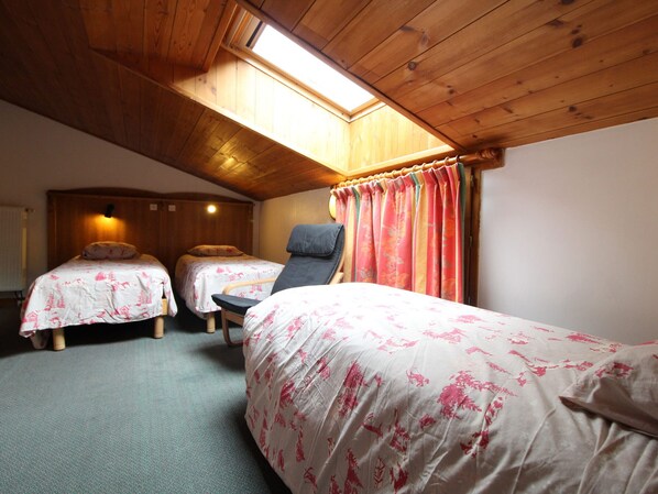 Room - Spacious Duplex Apartment for 10-12 near Val-Cenis Slopes with Balcony & Free Wifi (Lanslevillard)